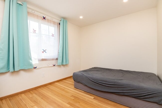 Building Photo - 22 Livoli Rd