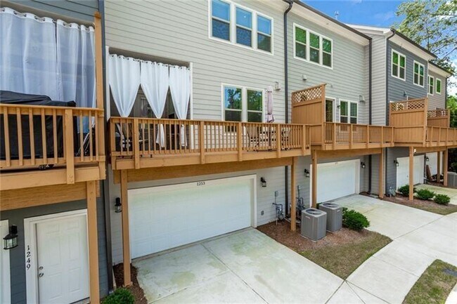 Building Photo - Large 3 Bedroom Luxury Townhome on Silver ...