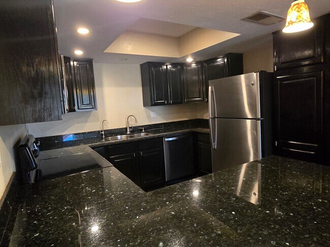 Building Photo - Beautiful two story, 3 bed, 1 full bath, 2...