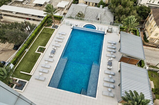 Building Photo - 2727 Kirby Dr