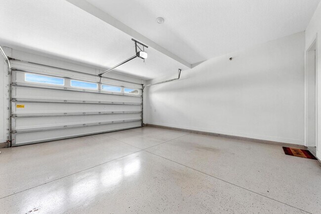 Building Photo - 3 Bedroom, 2.5 Bath Townhome in BEACHWALK ...