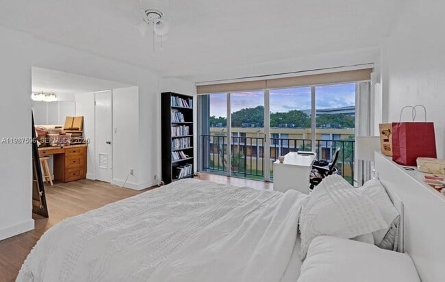 Building Photo - 9240 Fontainebleau Blvd