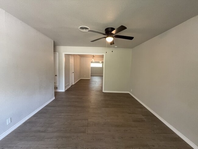 Building Photo - 3316 Shorewood Dr