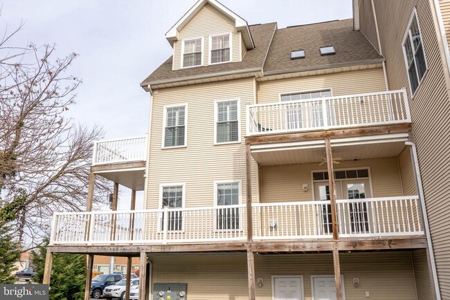 Building Photo - 204 Seneca Way