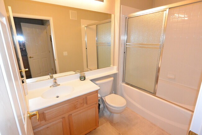 Building Photo - 1st Flr Condo 2 Bed W/Den - Gated Communit...