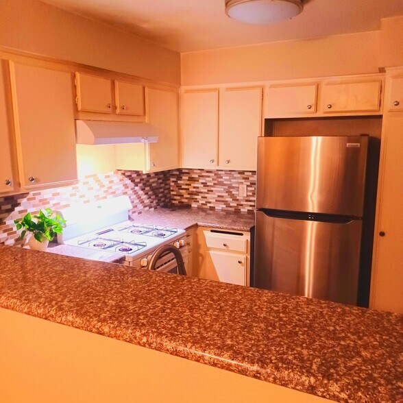 Updated Kitchen. Granite Counters. Gas Stove. New Stainless Steel Refrigerator - 1190 S Winery Ave