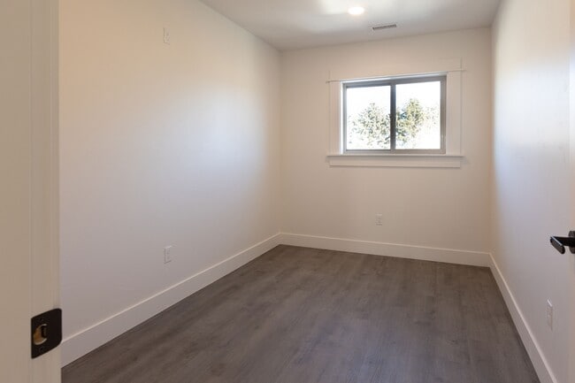 Building Photo - 546 Alaska Frontage Rd