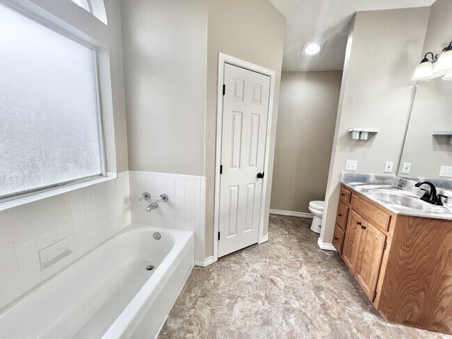 Building Photo - 5215 Northview Dr