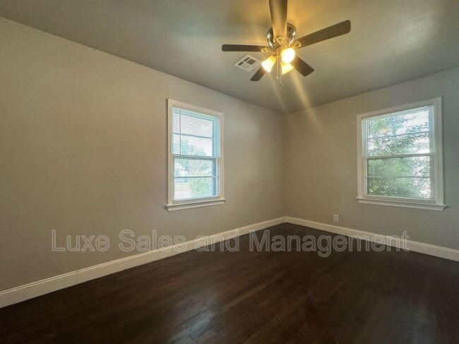 Building Photo - 406 Elm St