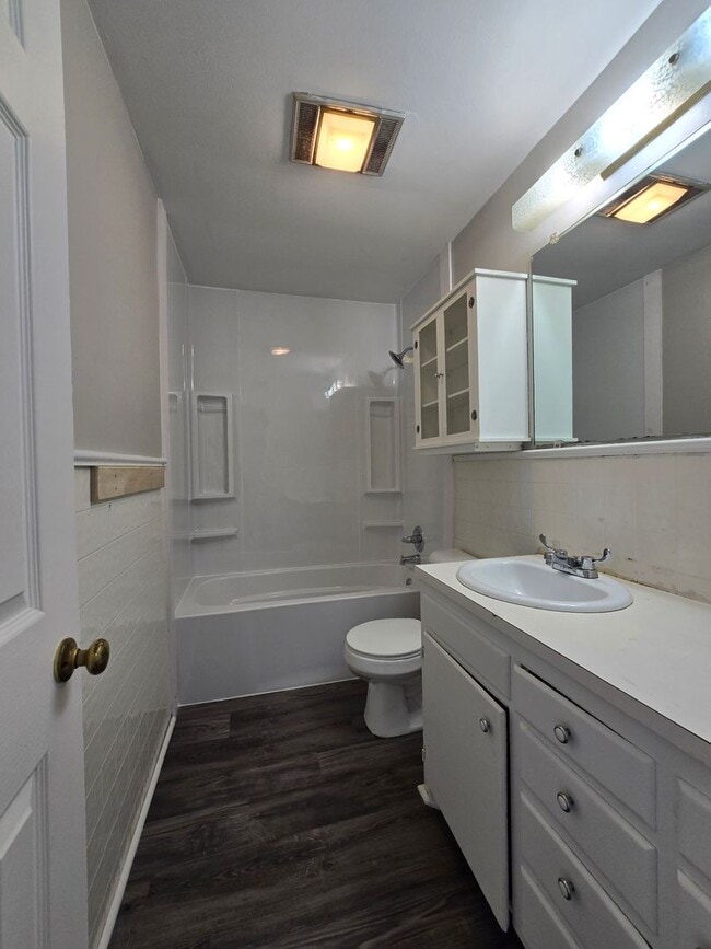 Building Photo - 3 bed 1 bath in Tecumseh!
