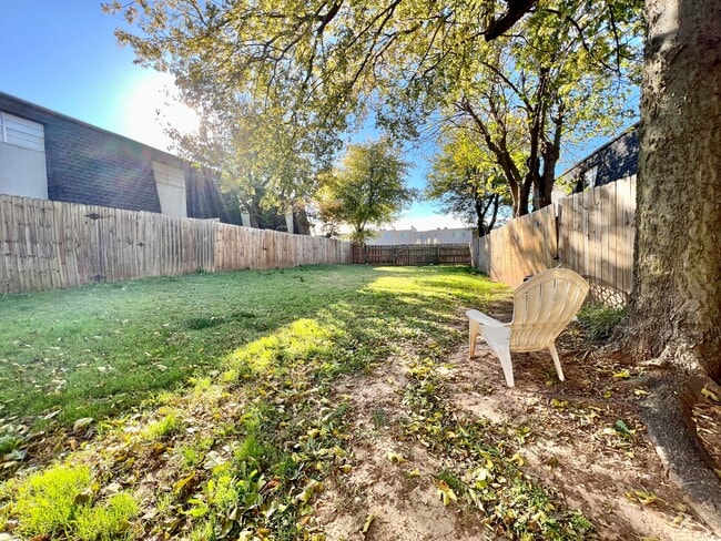 Building Photo - 1223 Lakecrest Dr