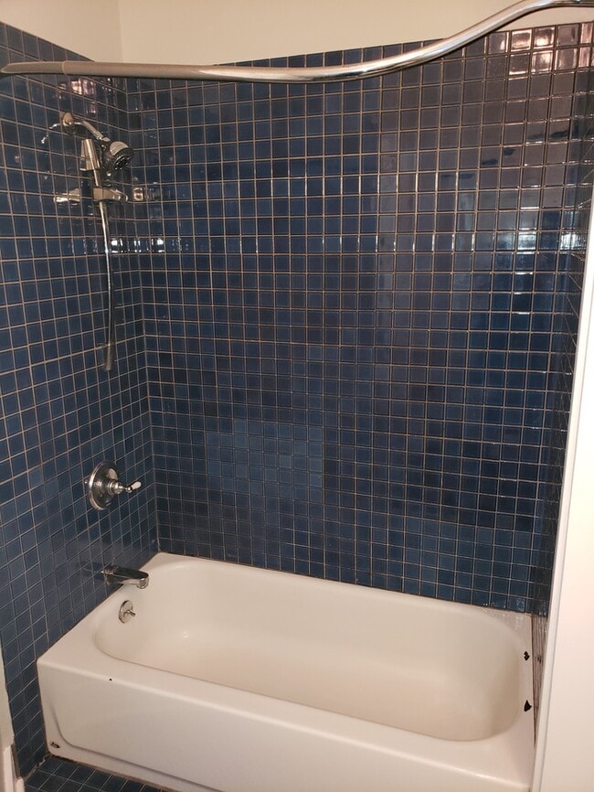 Building Photo - Spacious 2-level apartment with 1 bedroom and 2 full baths located in Kansas City, MO.