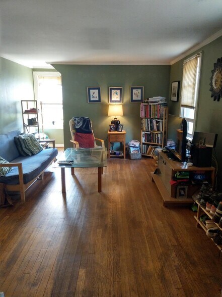Liv Rm - 7907 Garland Ave