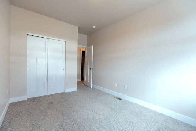Building Photo - Beautiful 3 Bed/ 2 1/2 Bath Townhomes