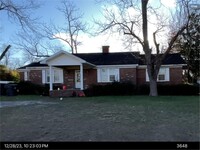 Building Photo - 3 Bedroom / 2 bath home available Immediat...