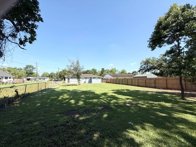 Building Photo - Adorable 3/1/1 Home on Giant Lot in Lake J...