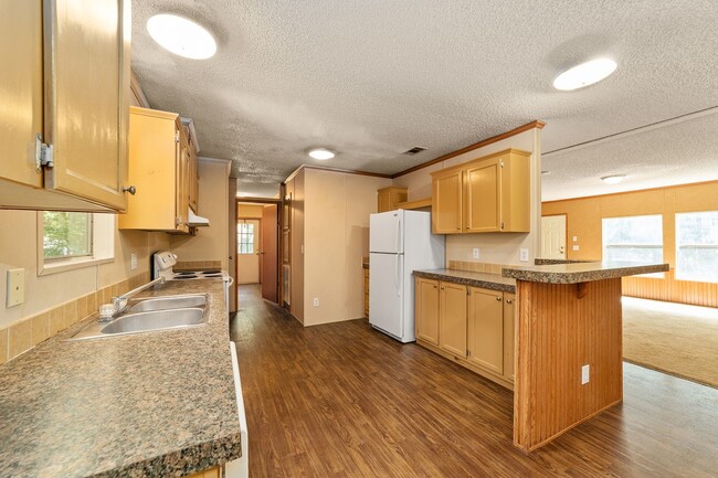 Building Photo - Spacious 3BR/2BA Home  Available Now!