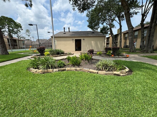 Building Photo - 3300 Pebblebrook Dr