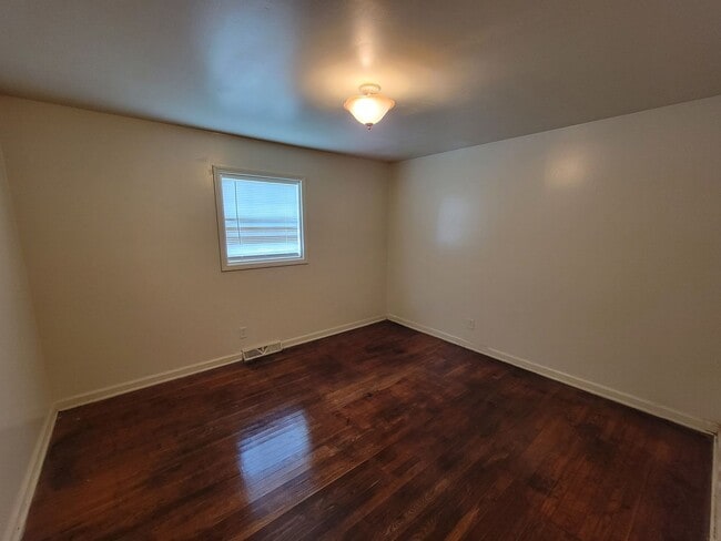 Building Photo - 2 Bedroom Apartment!