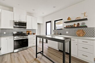 Building Photo - Stunning brand new construction, modern lu...