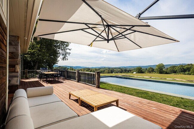 Building Photo - 121 Quaker Hill Rd