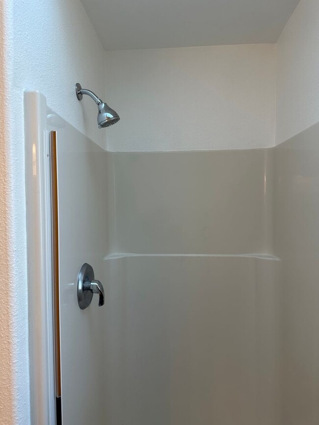 Building Photo - Beautiful 3 bedroom 2 bathroom house in a ...