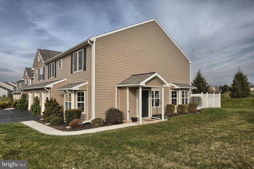 Building Photo - 150 Merlin Dr