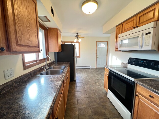 Building Photo - AVAILABLE JUNE 2025! HUGE 5 Bedroom, 2 Bath Home by UMD!