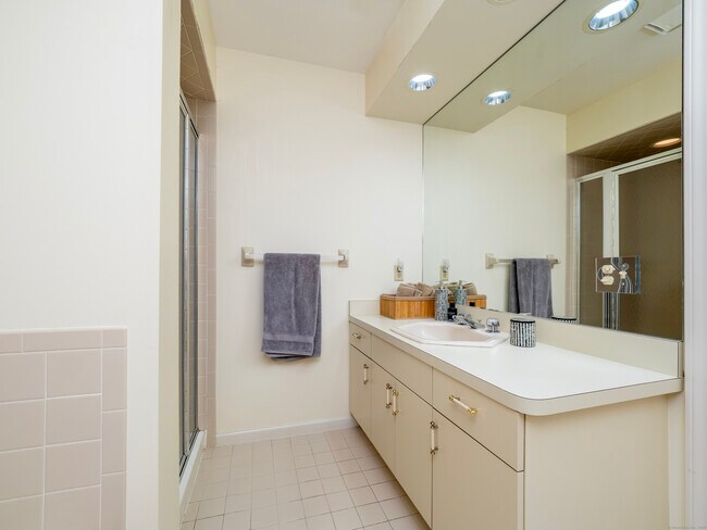 Building Photo - 12 Boulevard Dr