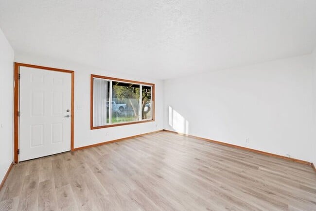 Building Photo - 3 bedroom 2 bath townhouse downtown Hillsboro!