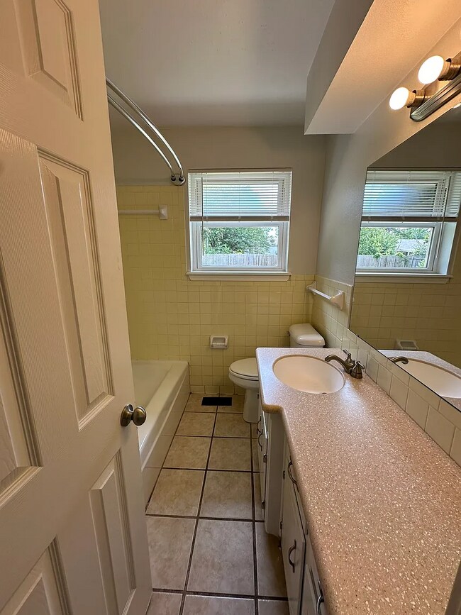 Building Photo - 220 W Ridge Rd