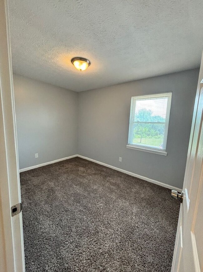 Building Photo - 1590 Illinois Rd