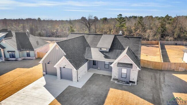 Building Photo - Beautiful 4 bedroom home