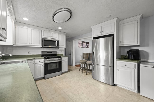 Building Photo - 133 Robbins Ave