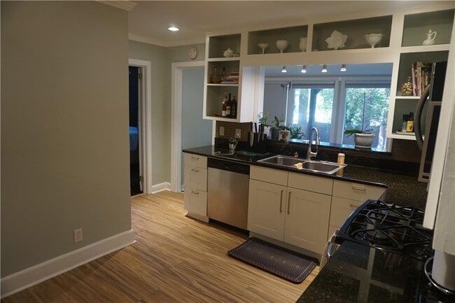 Building Photo - 2210 Lenox Rd NE