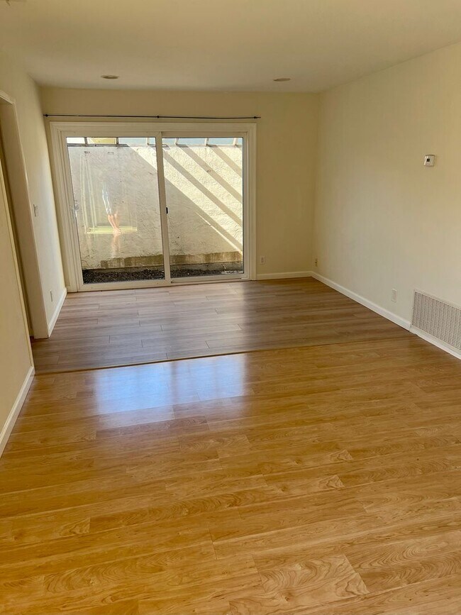 Building Photo - SPACIOUS BRIGHT CUL-DE-SAC 3BD/2BA HOUSE w...