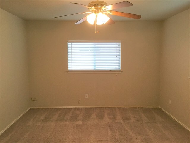 Building Photo - 10423 Manor Crk