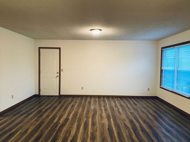 Building Photo - 2 Bed 2 Bath 1 Car Garage Flat Duplex-