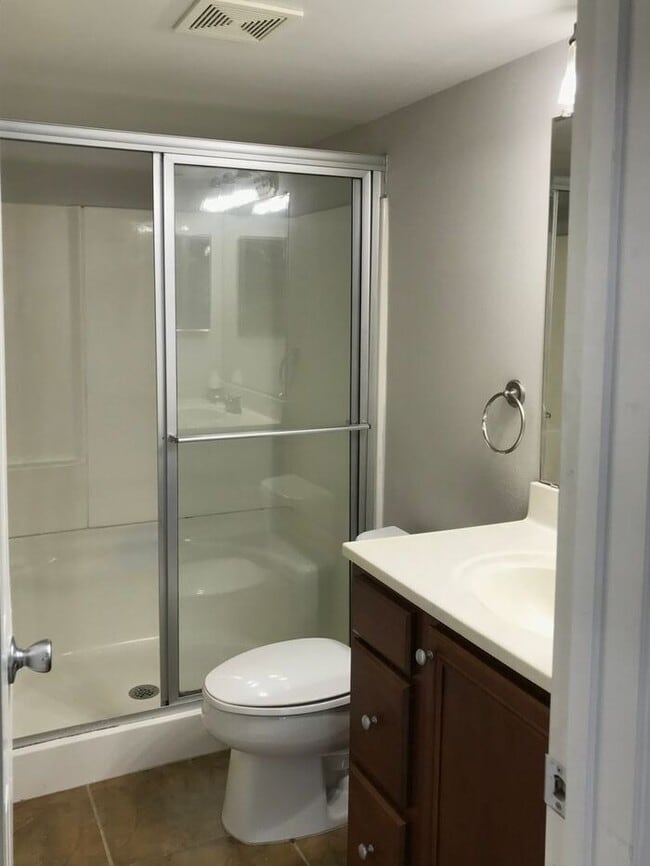 Building Photo - Beautiful 2/2 Condo with Water and Full Se...