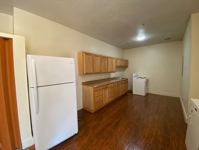 Building Photo - 301 E Weidman St