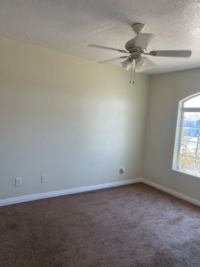 Building Photo - Bright Single-Story 4BR in Apple Valley — ...