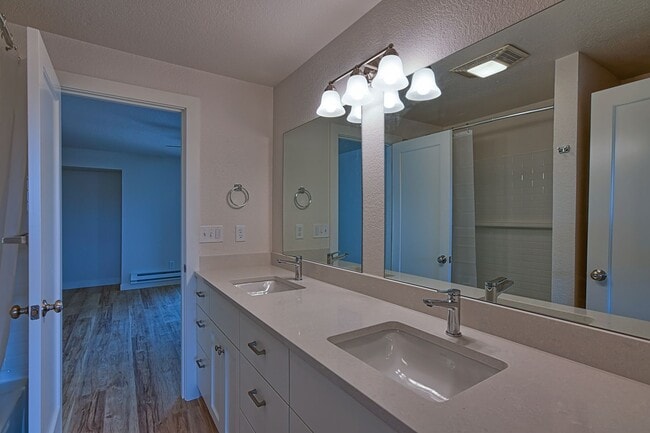 Building Photo - Stylishly Remodeled Condo in Prime Center Park Location