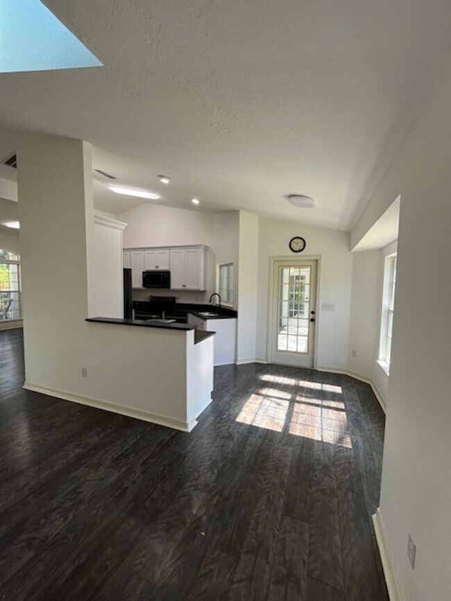 Building Photo - Beautiful and completely Renovated 3/2 fen...