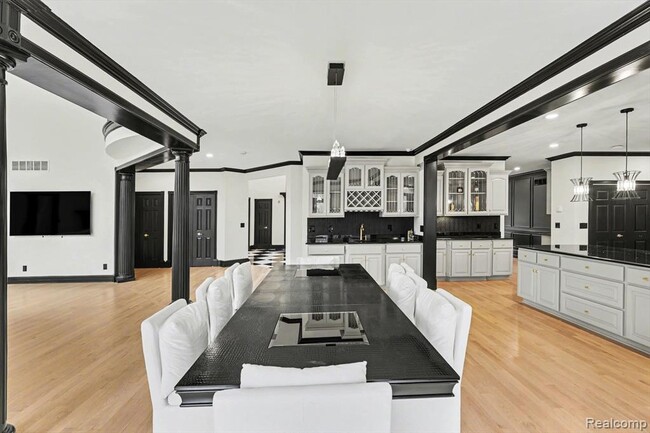 Building Photo - 6986 Montgomery Dr
