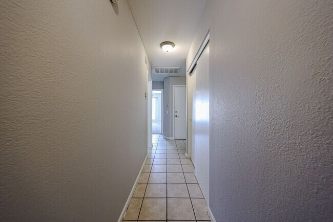 Building Photo - 3 Bed, 2 bath single level home in great C...
