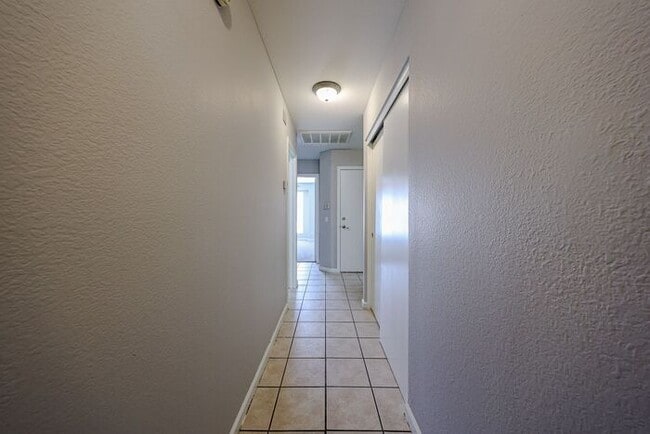 Building Photo - 3 Bed, 2 bath single level home in great Chandler location.