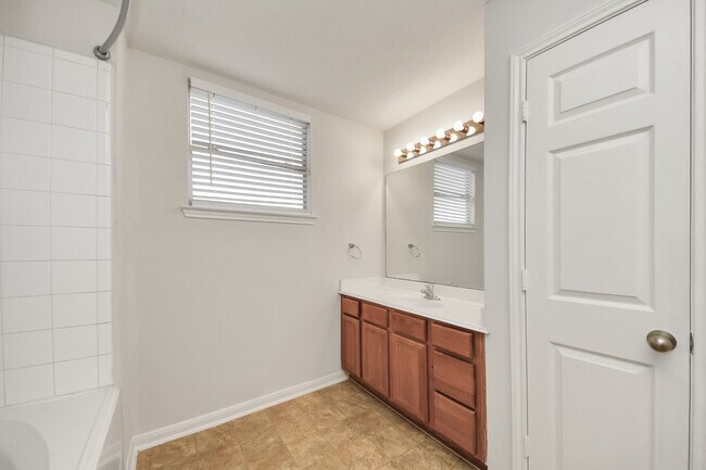 Building Photo - 6702 Albion Cresent Dr