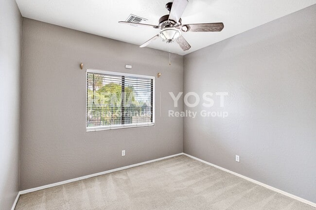 Building Photo - Beautiful home on large lot with pool and Solar!