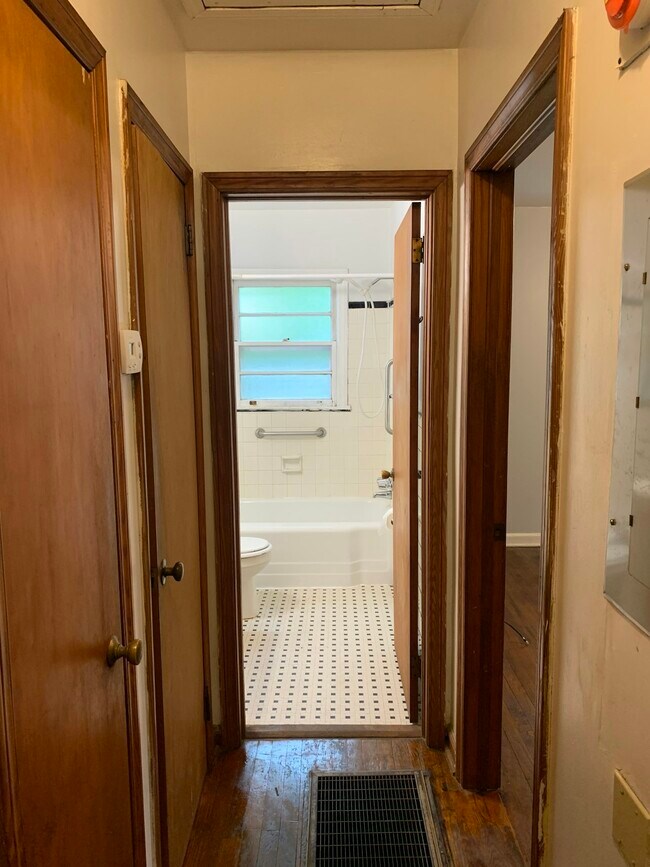 Building Photo - 117 Shadowmoor Dr