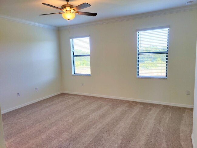 Building Photo - Annual Unfurnished 3 Bedroom, 2.5 Bath Tow...